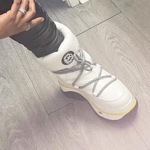 Black, white and yellow Michael Kor Snow boots - Picture 4 of 5
